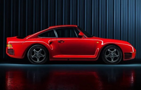 Още една частна поръчка, в този случай от Мансур Оджех, собственик на TAG. Това е компания, която си сътрудничи в турбодвигателите на Формула 1. Той увеличава максималната мощност на Porsche, в този случай до 380 HP. Неговата улична версия Porsche 935 от 1983-а. има не по-малко от 550 модификации в сравнение с модела, от който е извлечена.
Въпреки това, големият герой на това десетилетие е 959, който в спортната си версия разполага с феноменалните тогава 515 коня. Не че сега са малко. 959 е толкова гъвкав, че някои от колите печелят Париж-Дакар през 1986-а, а други са седми в 24-те часа на Льо Ман.
